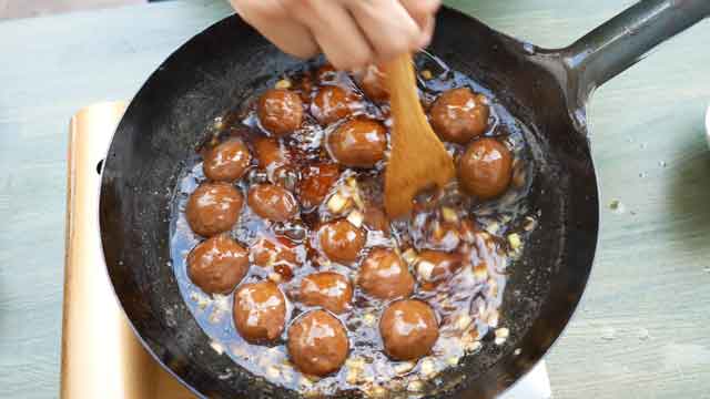 美味さ炸裂、甘酢あんかけの肉だんご