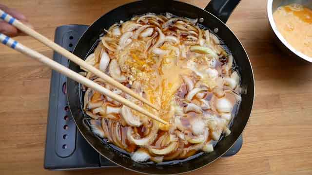  鉄フライパンで、合わせダシがしみる簡単玉子丼