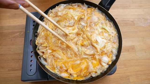  鉄フライパンで、合わせダシがしみる簡単玉子丼