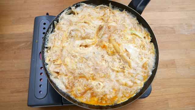  鉄フライパンで、合わせダシがしみる簡単玉子丼