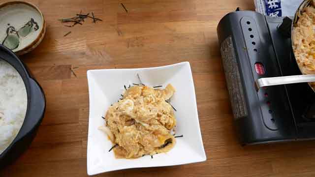  鉄フライパンで、合わせダシがしみる簡単玉子丼