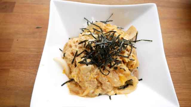  鉄フライパンで、合わせダシがしみる簡単玉子丼