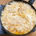  鉄フライパンで、合わせダシがしみる簡単玉子丼