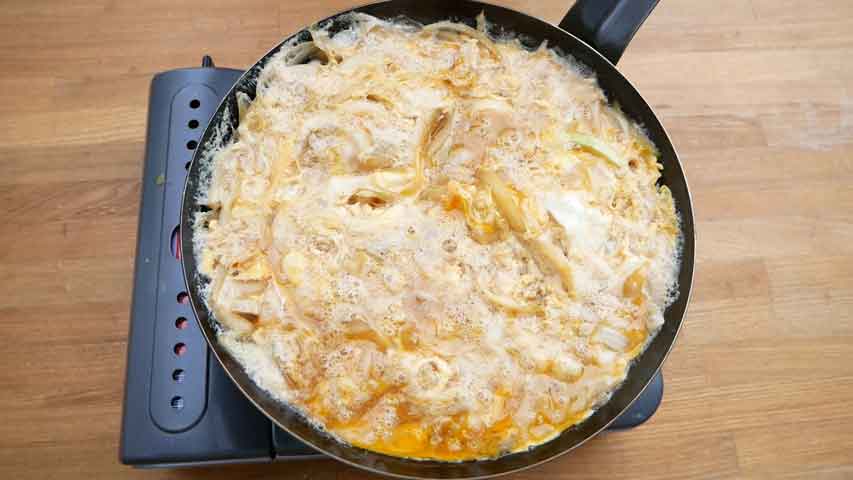  鉄フライパンで、合わせダシがしみる簡単玉子丼