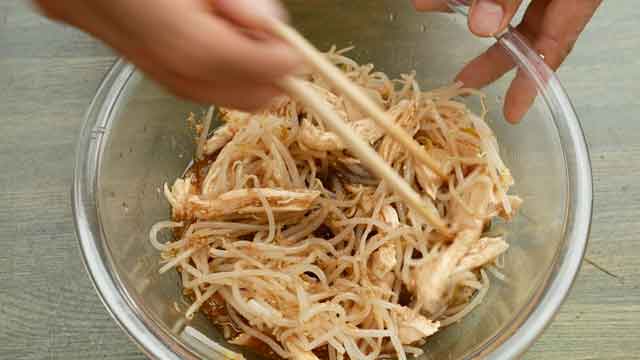 さっぱり、美味しい、鶏むね肉ともやしの中華ドレッシングあえ